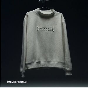 [solidcore] Solidays Embossed Logo Mock Neck Sweatshirt — Light Gray